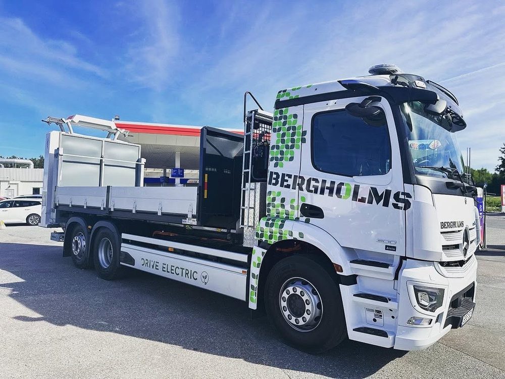 Eldriven TMA-bil från Bergholms märkt Drive Electric, för vägarbeten i Gävle